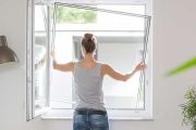 Spannrahmen einhängen Insektenschutz - KFS Fensterbau & Montagetechnik GmbH